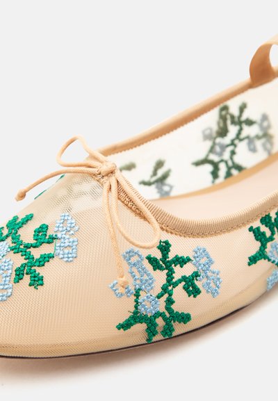 Beige ballerina flats met mesh bovenzijde, geborduurde groene en lichtblauwe bloemmotieven en een gestrikte strik op de afgeronde neus.