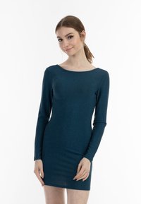 Csillogó textilekből készült, hosszú ujjú, t�ürkiz színű ruha, csónaknyakkal és szűk fazonnal, térd fölött végződik. Sima tapintás.
