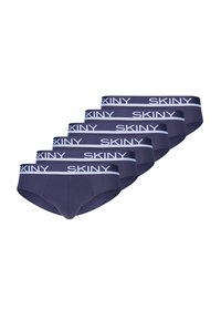 Vijf paar marineblauwe slips van zachte stof, met een brede witte tailleband waarop "SKINY" is gegraveerd. Glad textuur en aansluitend ontwerp.