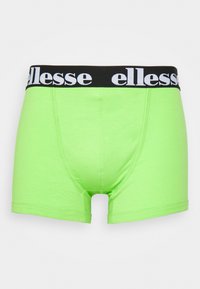 Zaļas kokvilnas bokseršortos ar melnu elastīgu jostu, uz kuras ir balta "ellesse" logo. Mīksta tekstūra, pieguļoša forma, vidēja garuma kājas.