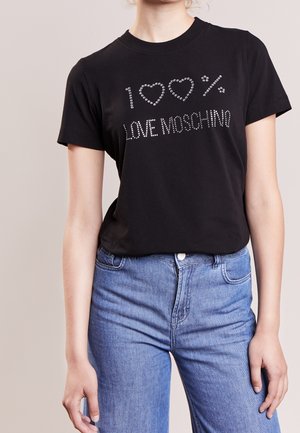 Schwarzes Baumwoll-T-Shirt mit metallisch besetztem Schriftzug "100% LOVE MOSCHINO." Standardpassform mit kurzen Ärmeln, kombiniert mit blauen Denim-Jeans.