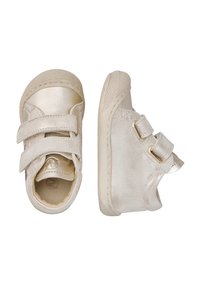 Zapatos de bebé de un suave color metálico beige, con dos tiras de velcro y suelas de goma, mostrados desde vistas superior y lateral sobre fondo blanco.