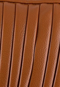 Borsa a tracolla in pelle marrone con pieghe verticali, caratterizzata da una texture liscia e una finitura uniforme. Il materiale sembra morbido e resistente.