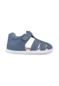 Sandalias sintéticas azules con punta abierta, tira de Velcro y diseño con cortes. Suela blanca con agarre texturizado y detalle del logo en el talón.