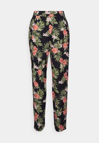 Svarta byxor med elastisk midjeband med tropiska gröna blad och rosa blommönster, rak byxdesign.