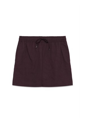 Bordo kratke hlače izrađene od teksturiranog materijala, s elastičnom trakom u struku i vezicom, te s dva bočna džepa. Jednostavan, krojeni dizajn.