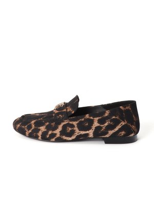 Zapato mocasín plano de hombre con tela de estampado de leopardo en marrón y negro y detalle de cadena dorada en la parte superior, mostrado de perfil sobre un fondo blanco.