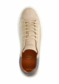Beige leren sneaker met vetersluiting, ronde neus, witte rubberen zool en contrasterende grijze stofaccent aan de hiel. Gladde textuur.