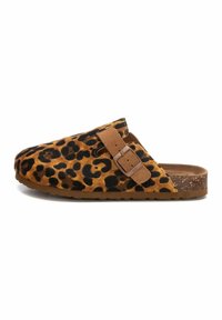 Scarpa slip-on con stampa leopardata realizzata in materiale morbido, dotata di una cintura e fibbia marroni. Presenta una soletta in sughero e una suola in gomma testurizzata.
