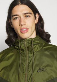 Nike Sportswear Corta-vento - sequoia/rough green