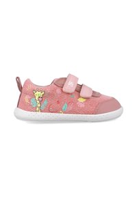 Zapatos de tela rosa con estampado de jirafa, patrones florales y suela de goma blanca. Sujetados con dos correas de Velcro.