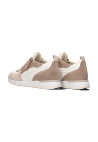 Beige en witte sneakers van suede en stof, met perforaties, een zijrits en een gestructureerde rubberen zool.