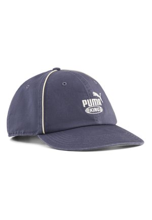 Marineblå baseballkasket med buet skygge, hvid piping langs panelerne og hvid Puma King-logo broderet foran.