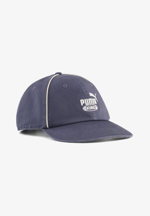 Marineblå baseballkasket med buet skygge, hvid piping langs panelerne og hvid Puma King-logo broderet foran.