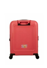 Valigia rigida color corallo con superficie testurizzata, dettagli neri e ruote, caratterizzata da un logo multicolore di "Minnie Mouse" sulla parte anteriore.