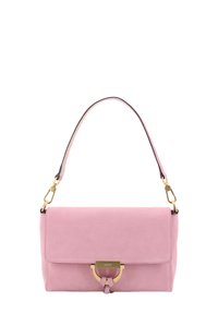 Rosa Wildleder-Handtasche mit einem goldenen Metallverschluss, flacher Form und einem kurzen, verstellbaren Schultergurt. Glatte Textur mit minimalen Akzenten.