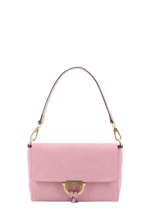 Rosa Wildleder-Handtasche mit einem goldenen Metallverschluss, flacher Form und einem kurzen, verstellbaren Schultergurt. Glatte Textur mit minimalen Akzenten.