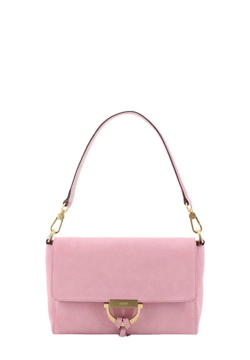 Rosa Wildleder-Handtasche mit einem goldenen Metallverschluss, flacher Form und einem kurzen, verstellbaren Schultergurt. Glatte Textur mit minimalen Akzenten.