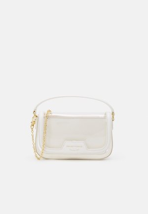 Bolso de mano blanco de piel con correa de cadena dorada, bordes curvos y logo de Emporio Armani Milano 1981 en la solapa frontal.