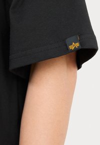 Alpha Industries FLOCK LOGO  - Triko s potiskem - black