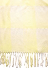 Coperta a righe gialla e bianca con una texture morbida e bordi frangiati arricciati. Motivo a quadri alternati tra tonalità di giallo chiaro e crema.