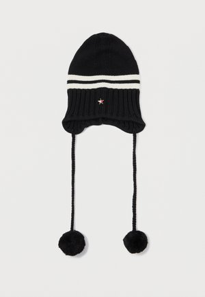 Zwarte gebreide beanie met witte strepen, oorflappen en gevlochten touwtjes eindigend in zwarte pompons. Voorzien van een borduring van een kleine rode ster.