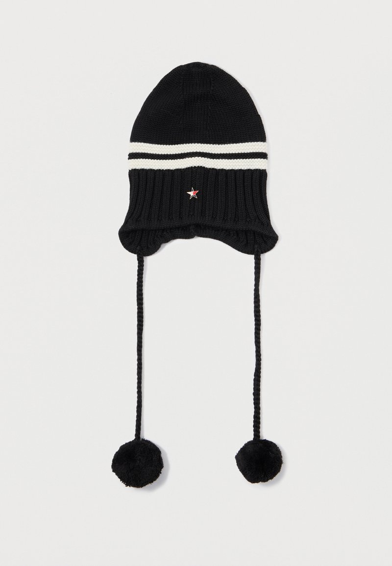Bonnet tricoté noir avec des rayures blanches, des pattes d'oreilles et des liens tressés se terminant par des pompons noirs. Présente une petite broderie en forme d'étoile rouge.