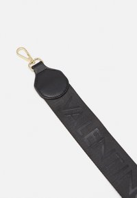 Černý látkový řemínek s vyraženým logem „VALENTINO“, obsahující zlatý klip a kožený detail na místě připojení.