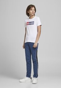 Jack & Jones Junior JJECORP LOGO TEE O-NECK - Marškinėliai su spaudiniu - white