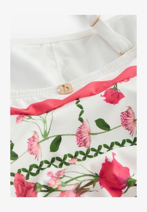Tissu à motif floral présentant des roses roses et vertes sur un fond blanc, avec une bordure corail et un accent logo doré.