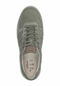 Sneaker verde in suede con punta arrotondata, lacci grigi e interno neutro. Presenta strisce laterali e il nome del marchio impresso sulla linguetta.