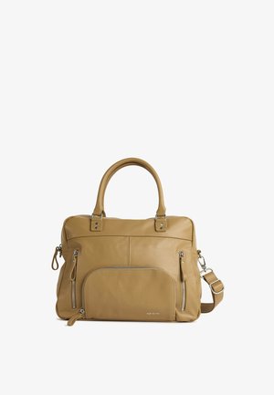 Brązowa skórzana torba na ramię z podwójnymi uchwytami, regulowanym paskiem na ramię, przednią kieszenią na zamek oraz srebrnymi elementami ozdobnymi.