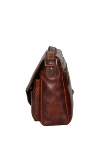 Borsa a tracolla in pelle marrone con una forma strutturata, dotata di una tracolla rimovibile, dettagli cuciti e una tasca con zip sul lato.