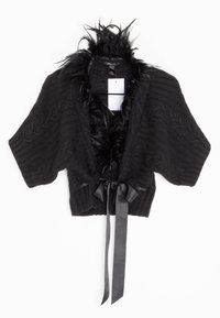 Zwarte gebreide bolero met korte mouwen, voorzien van een pluche veercol en satijnen striksluiting op de taille. Geweven kabelpatroon.