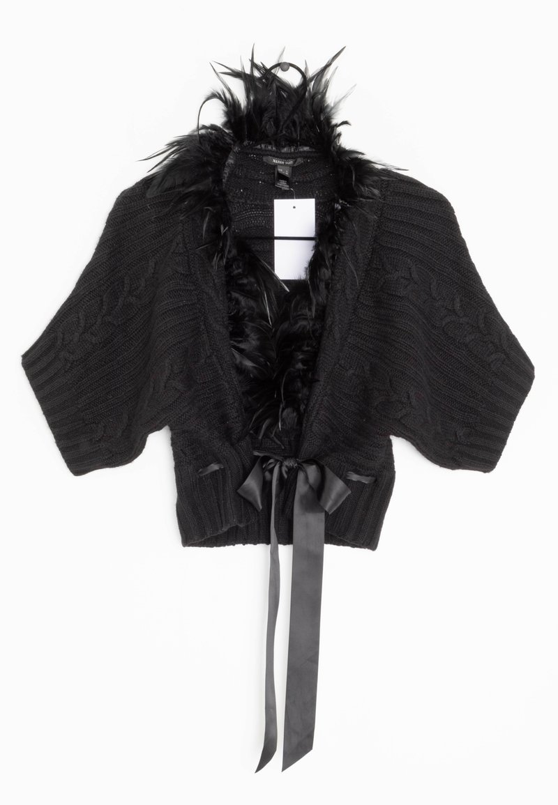 Zwarte gebreide bolero met korte mouwen, voorzien van een pluche veercol en satijnen striksluiting op de taille. Geweven kabelpatroon.