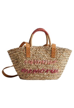 Sac fourre-tout en paille tissée avec des poignées en cuir. Présente un texte brodé en rose "souvenirs d'été" sur le devant. Sa forme est large et ouverte sur le dessus.