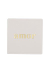 Coaster blanco cuadrado con la palabra "amor" grabada en letras doradas. Superficie plana con una textura sutil y bordes redondeados.