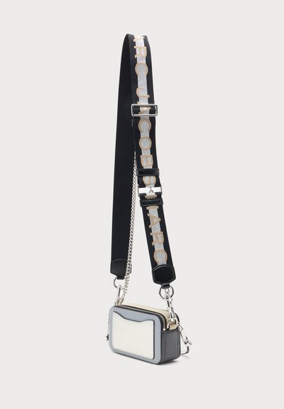 Μικρό ορθογώνιο τσαντάκι crossbody σε γκρι και άσπρο με φαρδιά μαύρη ρυθμιζόμενη λουρίδα που έχει μεγάλα άσπρα και μπεζ γράμματα.
