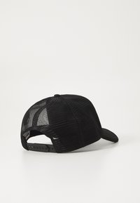 Svart caps med netting bak, buet visor, justerbar snap-lukking og teksturert detaljer på stoffet.