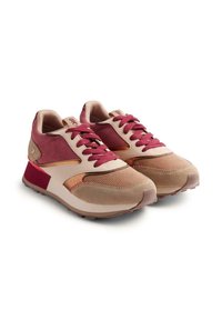 Sneakers casual con una combinazione di colori beige e bordeaux, caratterizzati da un mix di camoscio e tessuto, chiusura con lacci e dettagli testurizzati.