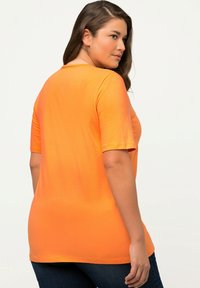 Ulla Popken CARREE-AUSSCHNITT - T-shirt basic - orange