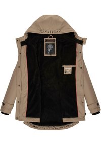 Beige waterdichte jas met een zwarte nepbont voering, rode accenten en logo-details. Kenmerken zijn een capuchon, drukknoopsluiting en elastische manchetten.