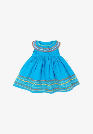 Jasnoniebieska, bezrękawnikowa sukienka dla malucha z falbaniastego kołnierza i kolorową falbanką w odcieniach pomarańczu, żółci i różu na kołnierzu i dole sukienki.