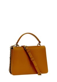 Tan leren handtas met een goudkleurige kettingaccent, rechthoekige vorm, bovenhandgreep en een afneembare schouderband. Hete gladde textuur.