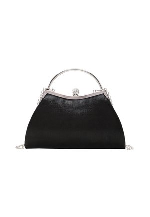 Černé texturované večerní psaníčko se stříbrným rámem, zdobeným zapínáním, kruhovým držadlem a odnímatelným stříbrným řetízkovým popruhem na bílém pozadí.