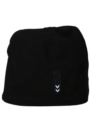 Schwarze Fleece-Mütze mit runder Form, ausgestattet mit einem dezenten glänzenden schwarzen Etikett mit drei weißen Chevronstreifen an der Seite. Strukturierter Stoff.