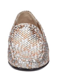 Woven Slipper aus einer Mischung von silbernen und roségoldenen metallischen Nuancen, mit abgerundetem Zehenbereich und einer komplizierten geflochtenen Textur. Schwarze Sohle.