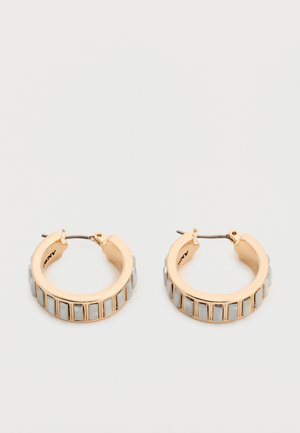 Par uhani iz zlata v obliki obroča s pravokotnimi srebrnimi poudarki na zunanji površini na belem ozadju.