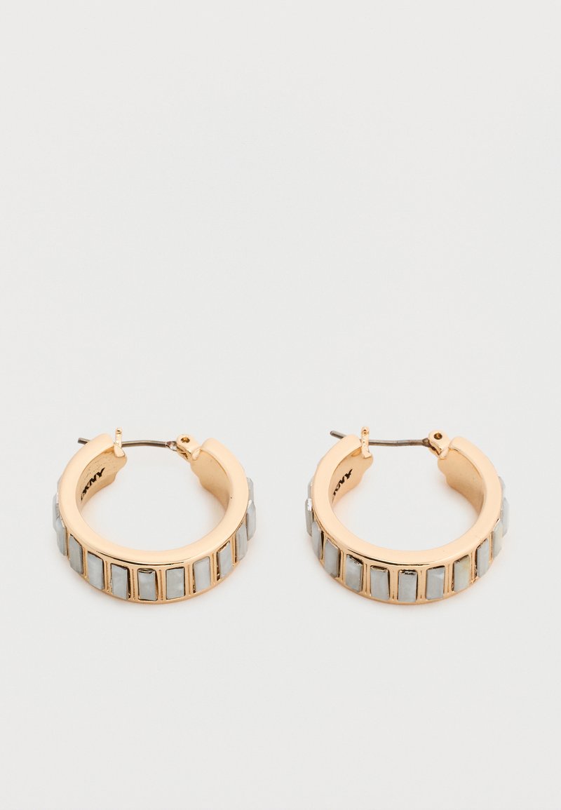 Ζευγάρι χρυσών στεφανωτών σκουλαρικιών με κατακόρυφες ορθογώνιες ασημένιες λεπτομέρειες στην εξωτερική επιφάνεια σε λευκό φόντο.