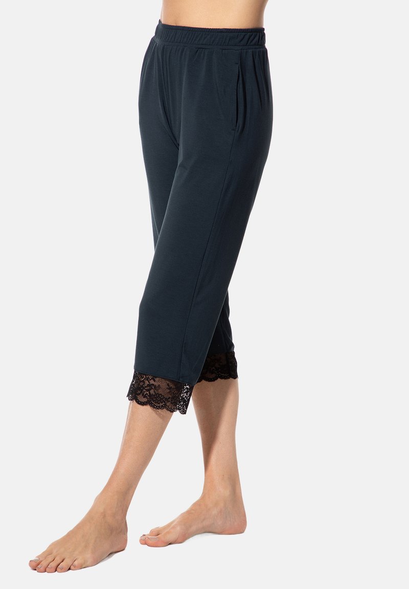 Dunkelblaue Caprihosen aus weichem Material mit einem elastischen Taillenbund und schwarzem Spitzenbesatz am Saum. Mit Falten für zusätzlichen Stil.